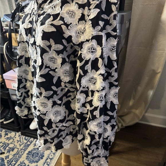 Chico’s Textured Flower Black White Blouse Jacket SZ Chico’s (2) u.s. 12 - Picture 5 of 8